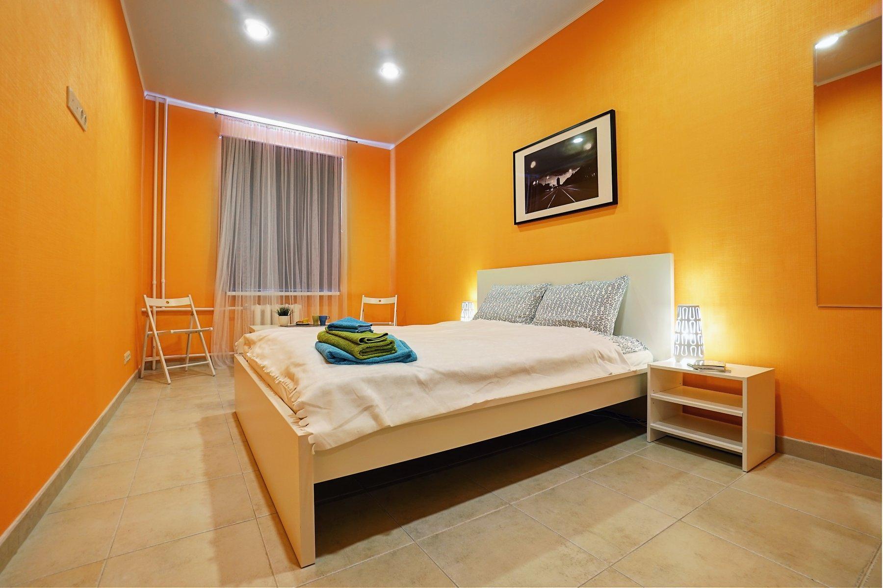 Капсульный отель тверь орджоникидзе. Вверх дном хостел. Хостел ночью. Хостел тверь. Квест хостел тверь.